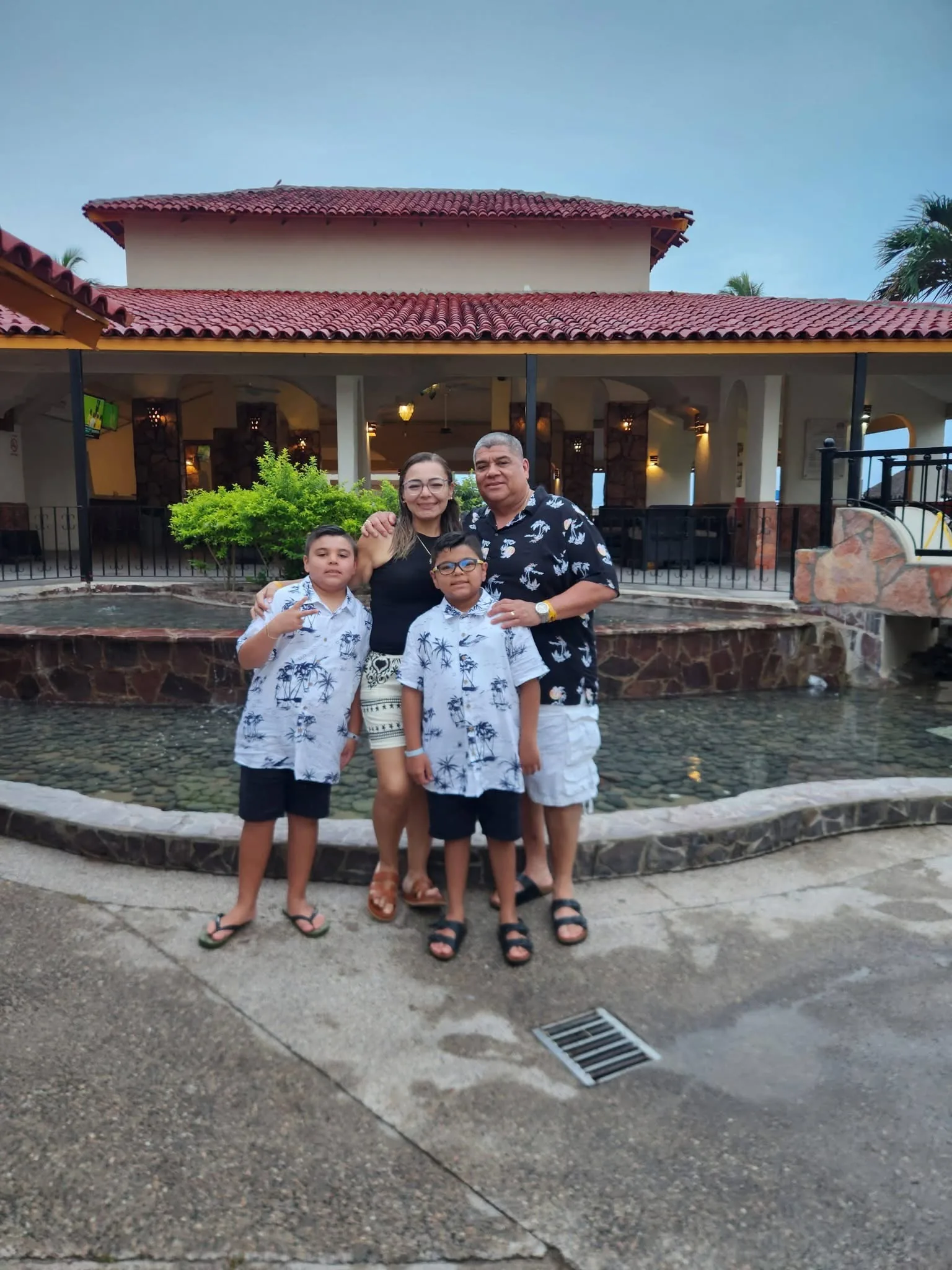 Familia frente a hotel