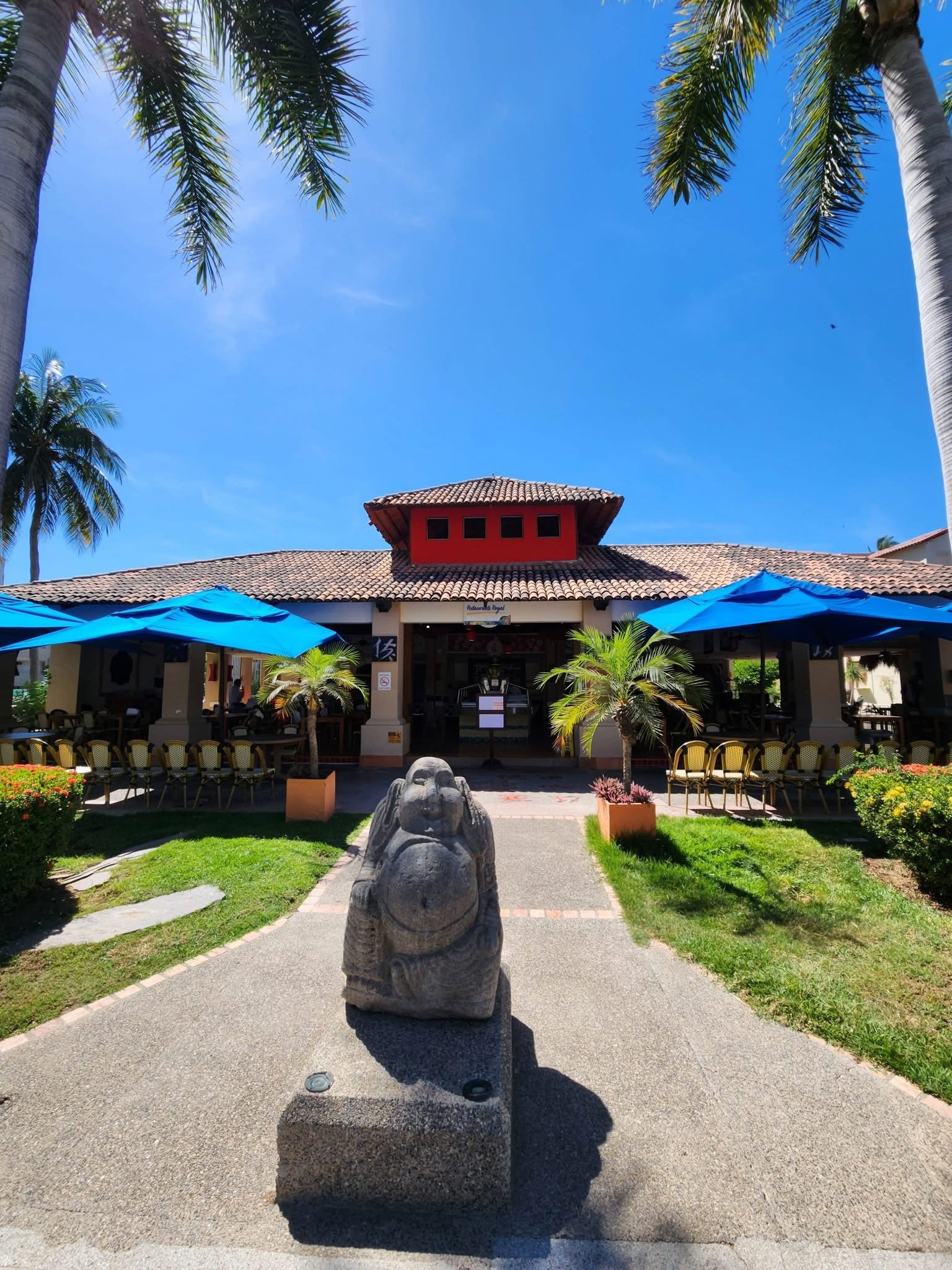 Hotel y palmeras en destino turístico